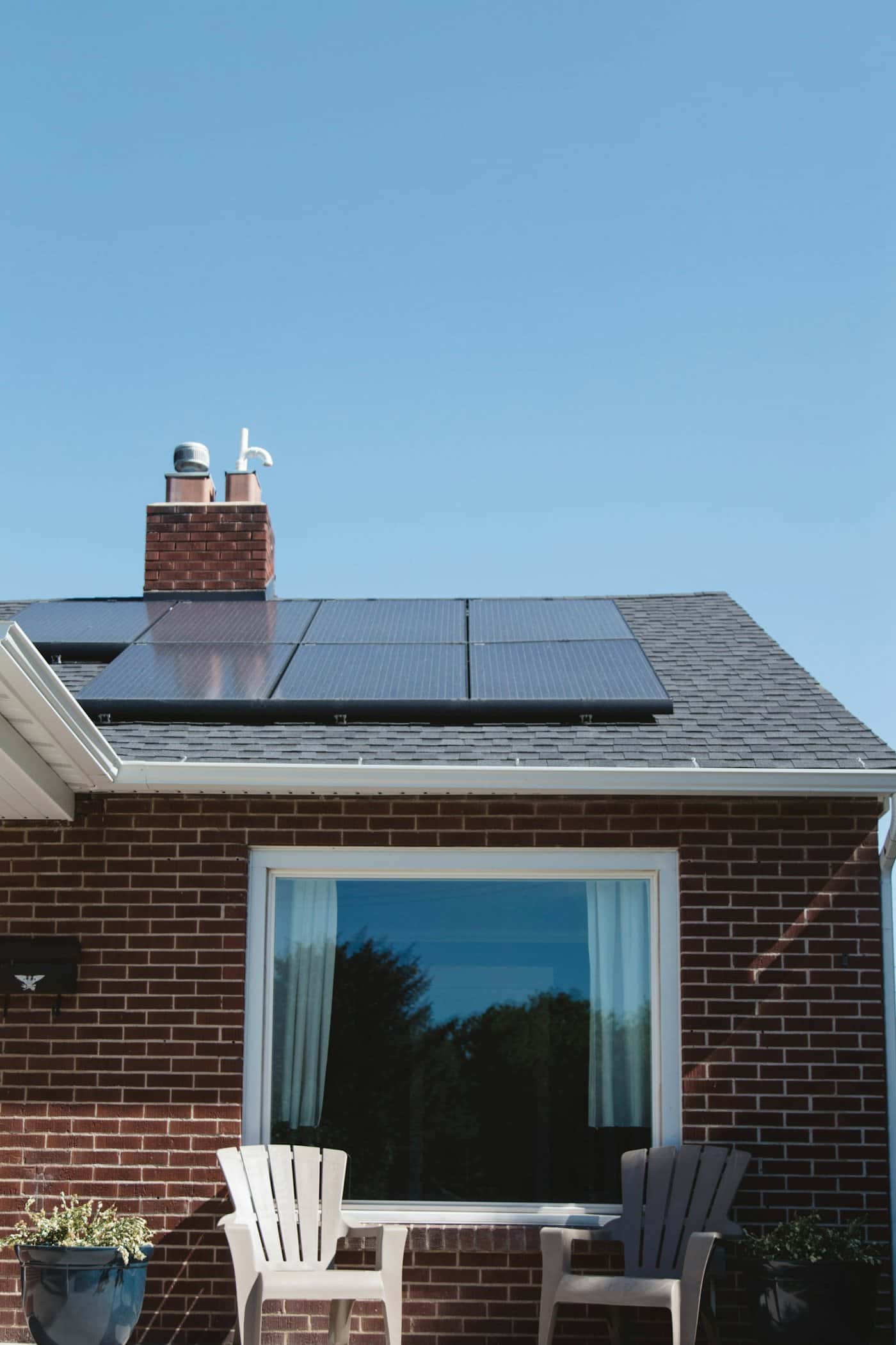 Casa de ladrillo con paneles solares en el techo
