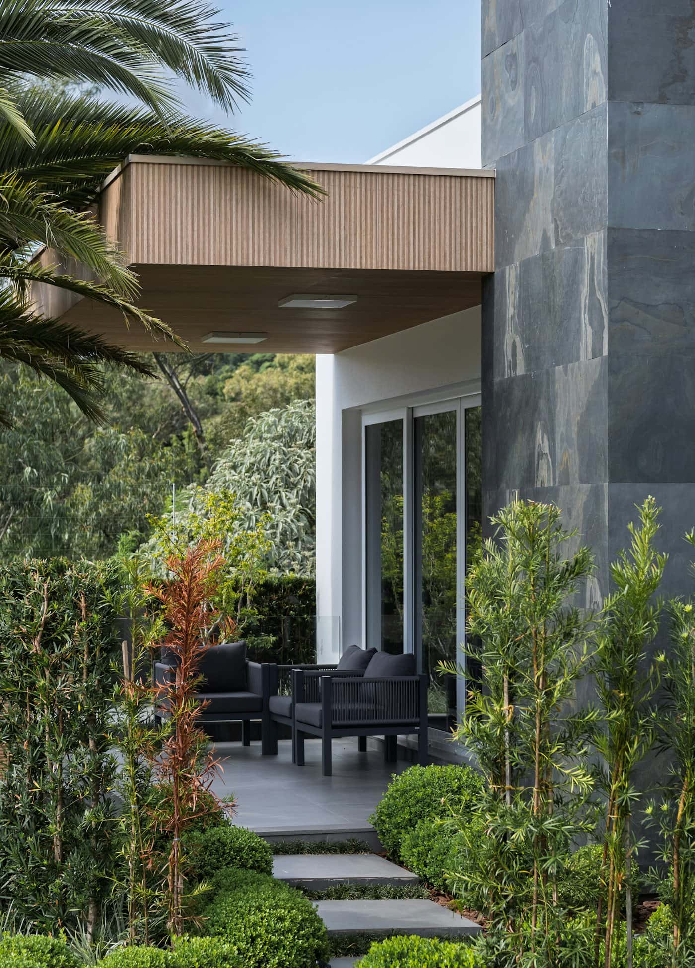 Patio con vegetación y galería