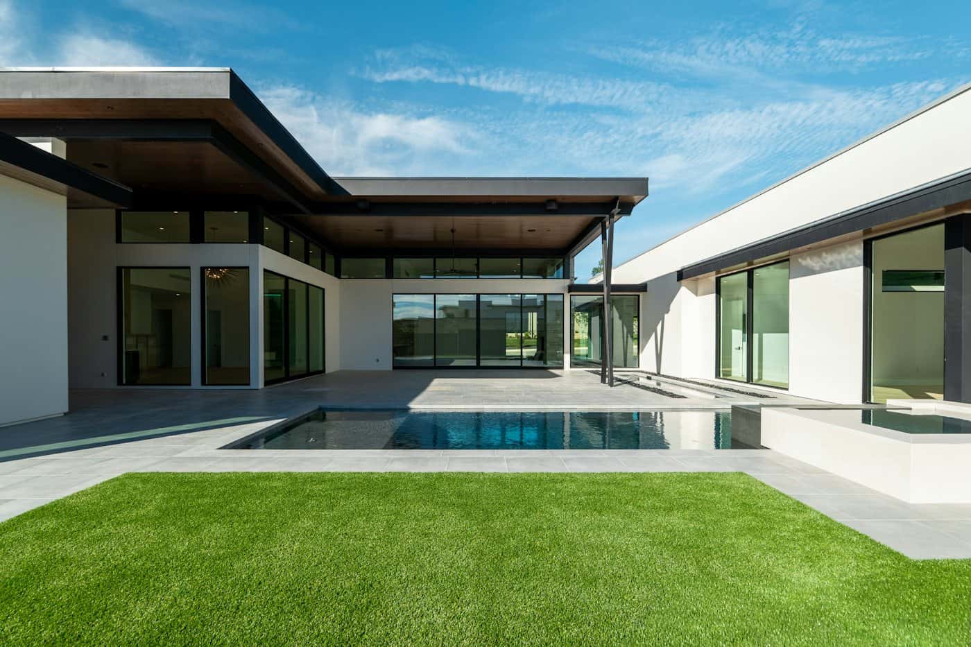 Casa de una planta en L con galería, pileta y jardín