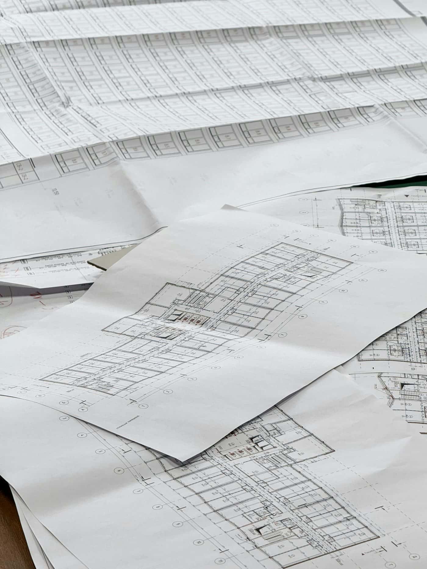 Planos de arquitectura superpuestos sobre la mesa