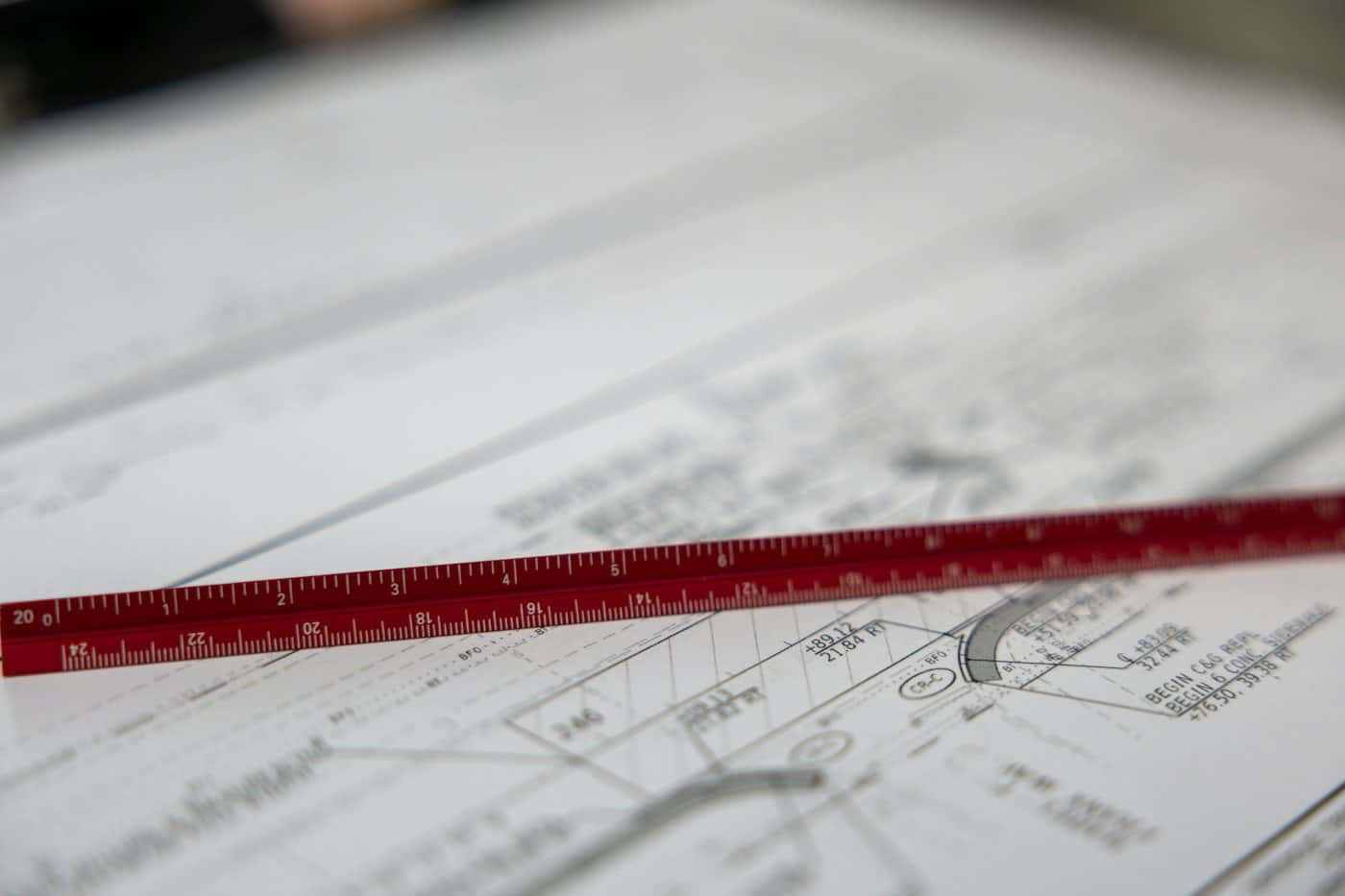 Planos de arquitectura con regla roja